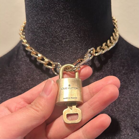 Louis Vuitton #311 Lock and Key Gold Brass with new unbranded chain - Picture 3 of 6